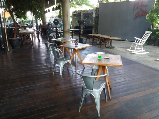 Suasana outdoor di restoran Ocha & Bella (Foto: Lastboy Tahara S)