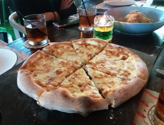 Pizza quattro formaggi dengan 4 jenis keju (Foto: Lastboy Tahara Sinaga)