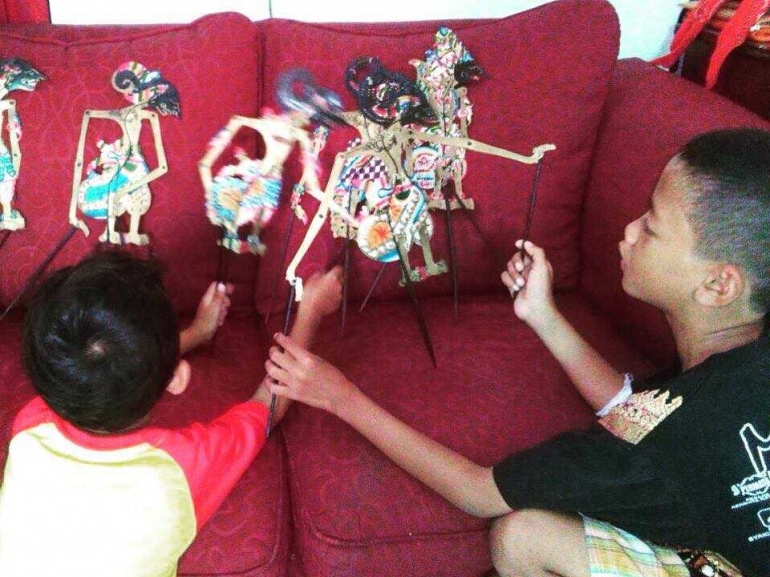 jare pribumi? ujar Lutfhi Rachmad yang mengajarkan wayang pada buah hatinya ;sumber : LR pribadi