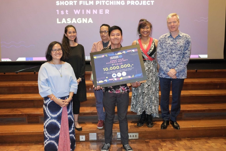 Penyerahan hadiah kepada juara 1 Short Film Pitch Project (dok. Europe on Screen)