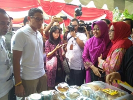 Wagub DKI Jakarta Sandiaga Uno menyambangi stand bazar Kelurahan Jelambar