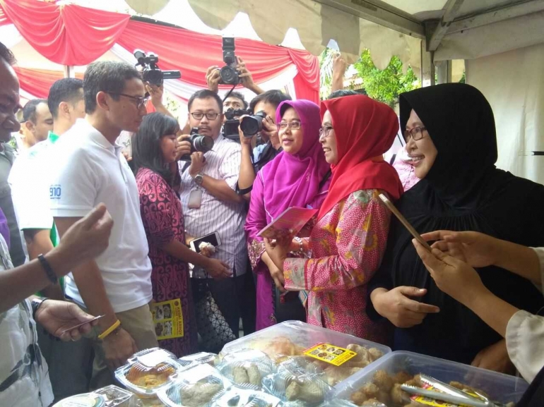 Wagub DKI Jakarta Sandiaga Uno betbincang-bincang dengan Ketua TP-PKK Kecamatan Grogol Petamburan Ibu Hj. Henny Kusrini, SE saat menyambangi stand bazar Kelurahan Jelambar