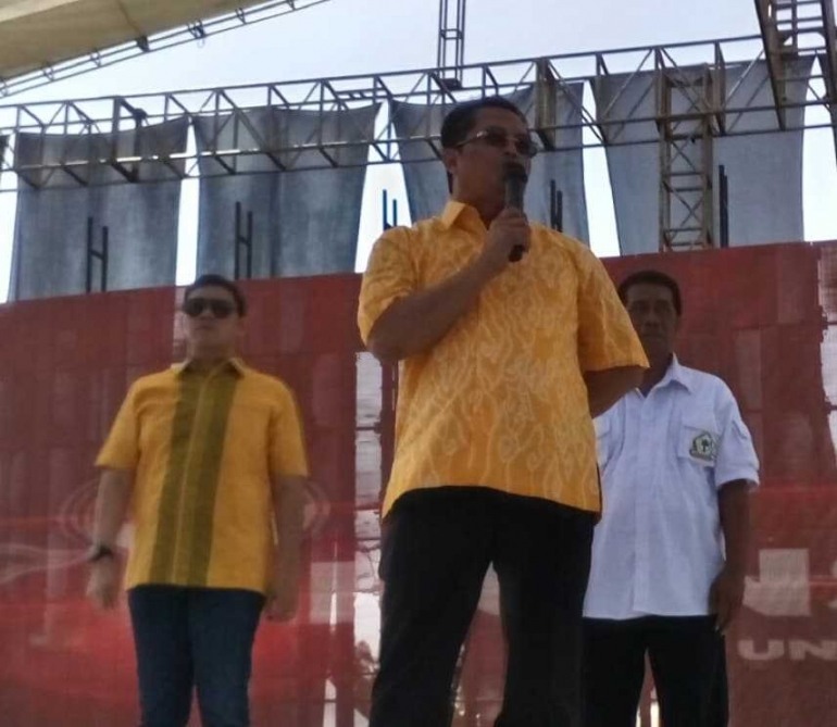 H. Wahyudin Wakil Ketua MPR Ri di dampingi Dave A Laksono DPR RI dan Ketua DPD P Golkar Kota Cirebon Toto Sunanto, menyemangati massa dengan ganti Walikota (doc.pribadi)
