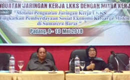 Ketua Harian LKKS Sumbar H. Parlagutan Nasution bersama Direktur Citra Swalayan Nurhusni dalam acara Penguatan jaringan kerja LKKS dengan Mitra Kerja bertempat di Hotel Rocky Padang. (DOK. PRIBADI)