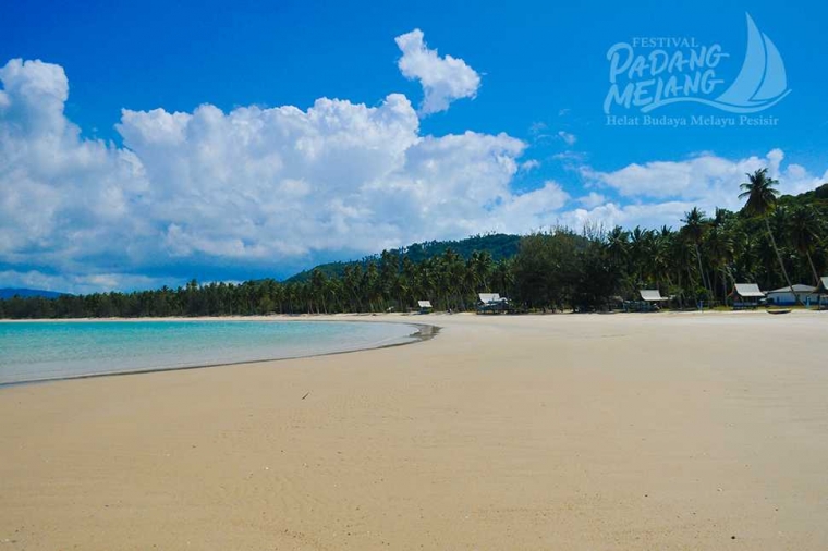 pantai-padang-melang-5af8742add0fa80af41f0ab2.jpg