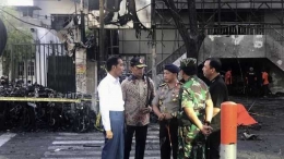 Presiden Joko Widodo bertolak langsung dari Jakarta menuju Surabaya. Jokowi langsung memantau kondisi tiga gereja yang dibom, Minggu (13/5/2018). (Biro Pers Setpres/ Bey Machmudin)