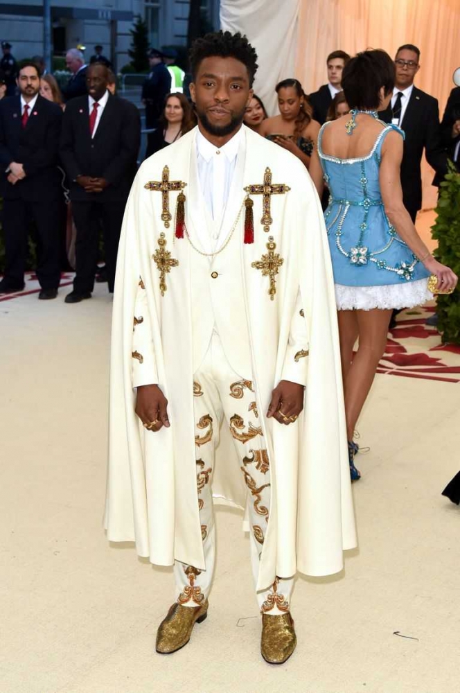 Chadwick Boseman taking us all to church. In Versace and Bulgari jewelry. | Sumber: popsugar.com.au