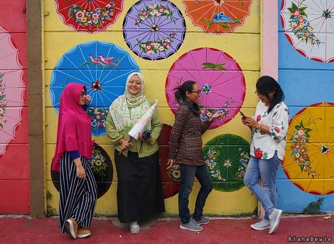 Kami berfoto cantik di depan tembok mural (dokumentasi pribadi)
