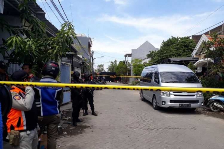Rumah keluarga pelaku bom bunuh diri Mapolrestabes Surabaya digeledah Densus 88, Selasa (15/5/2018)