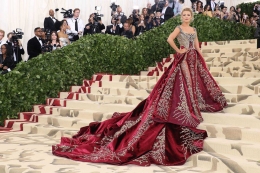 Blake Lively in Versace. | Sumber: time.com