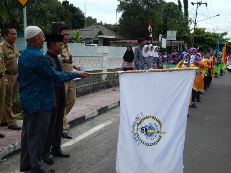 Ketua MUI Kabupaten Bangka Saipul Zuhri mengibarkan bendera start pembeberangkan peserta pawai Ta'aruf (dok. Humas Bangka)