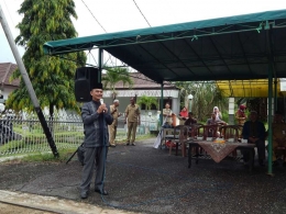 Plt Bupati Bangka Rustamsyah menyampaikan sambutan saat melepas peserta pawai ta'aruf (dok. Humas Bangka)