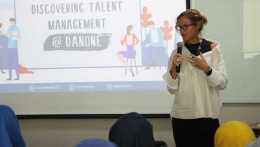 Corine Tap, Presiden Direktur PT Tirta Investama berbagi pengalaman dengan bloggers (Danone-AQUA) (Dok. Danone Indonesia)
