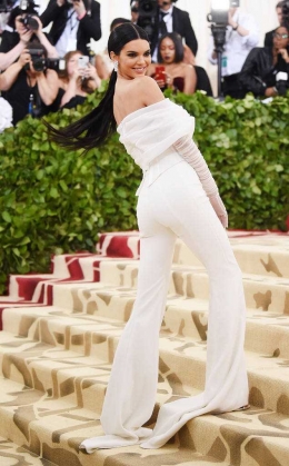 Too plain and basic. Kendall Jenner in Off-White. | Sumber: eonline.com