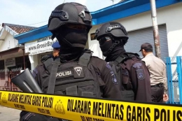 Sejumlah anggota Brimob Polda Jatim saat mengamankan penggeledahan rumah pelaku terduga teroris di Singosari, Kabupaten Malang oleh Densus 88, Senin (19/6/2017)