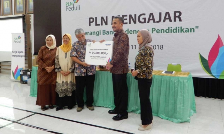 Penyerahan CSR dari Pihak PLN kepada Pihak SMA N 8 Yogyakarta. Dokprii