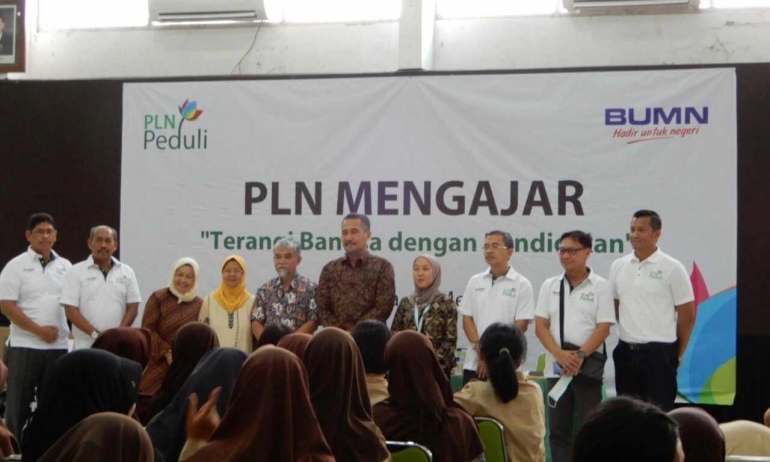 Foto Bersama Jajaran PLN Distribusi Jateng-DIY dengan Guru SMA N 8 Yogyakarta. Dokpri