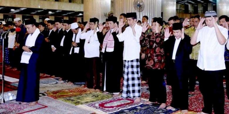 Presiden Joko Widodo (Jokowi) menunaikan shalat tarawih di Masjid Istiqlal, Jakarta, Senin (6/6/2016).(Rusman - Biro Pers Setpres) Samberthr thrkompasiana2 kompasiana