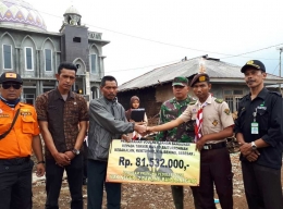  Serahkan Bantuan. Perwakilan Pramuka SMK Negeri 2 Bawang didamping Kepala Sekolah (paling kanan) serahkan bantuan kepada takmir masjid Baiturrohman Dusun Kalibakal, Kalibening, Banjarnegara.