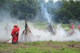 Proses simulasi pemadaman kebakaran hutan dan lahan (Dok. Pribadi)
