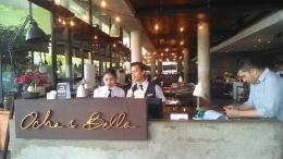Sambutan Ocha & Bella Restaurant, mas Aditama di sebelah kanan (dok.pribadi)