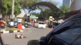 Penyerangan terorir ke Markas Polda Riau. Mobil putih ditabrakkan ke pintu gerbang. Dan seorang Polisi gugur. Repro: Viva.co.id