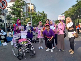Komunitas Yayasan Lupus Indonesia (YLI) ketika melakukan sosialisasi tentang Lupus. Tiara Savitri, Ketua YLI bertopi merah di depan tengah. (Foto: Yayasan Lupus Indonesia)