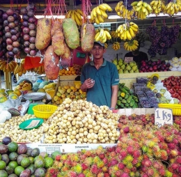 Pedagang buah seperti ini biasanya juga ada di Pasar Beduk, loh! (Foto milik pribadi)