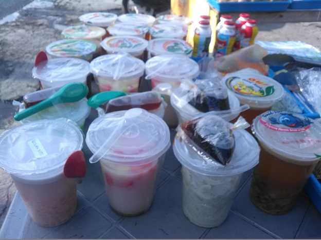 Berbagai macam takjil yang sering muncul di bulan Ramadhan (Sumber: dokumen pribadi)