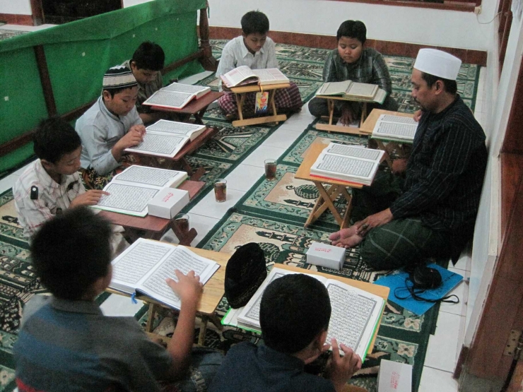 Ngabuburit dulu di Sunda, anak-anak mengaji bersama ustadz di musholla (tpamuhtadin.wordpress.com)