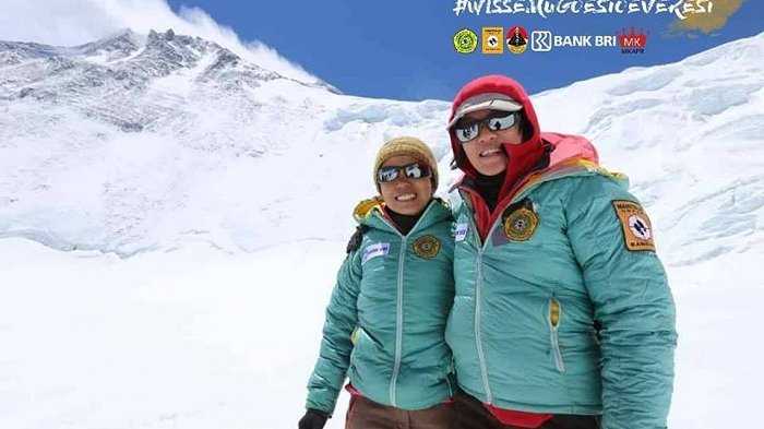 Fransiska Dimitri dan Mathilda Dwi Lestari, Mahasiswa Universitas Parahyangan saat berada di ketinggian 7.000 m Gunung Everest saat menuju puncak tertinggi 8.848 m. sumber foto : tribunnews