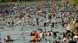 Masyarkat sedang mandi balimau kasai (Sumber Gambar: pekanbaru.tribunnews.com)