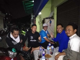 LMK RW 08 Kelurahan Jati Pulo Muhamad Ridwan (nomor 2 dari kanan-berbaju biru) bersama warga masyarakat dan tokoh agama Ustadz Ilham Junaedi (paling kanan)