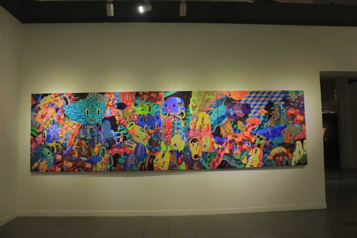 Karya lukis berbentuk mural yang tergelar di depan persis pintu utama karya Hendra Hehe terdiri dari 3 panel berjudul fingertrust 150 x 540 cm (Foto Oleh Joko Dwi)