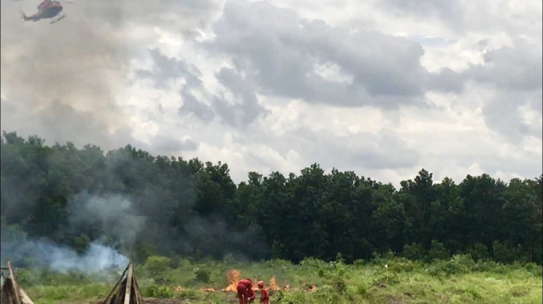 Regu pemadam kebakaran (RPK) berusaha memadamkan api yang membakar hutan dan lahan di area konsesi perusahaan APP Sinar Mas, Sumatera Selatan dalam rangkaian simulasi jelang Asian Games 2018/rul