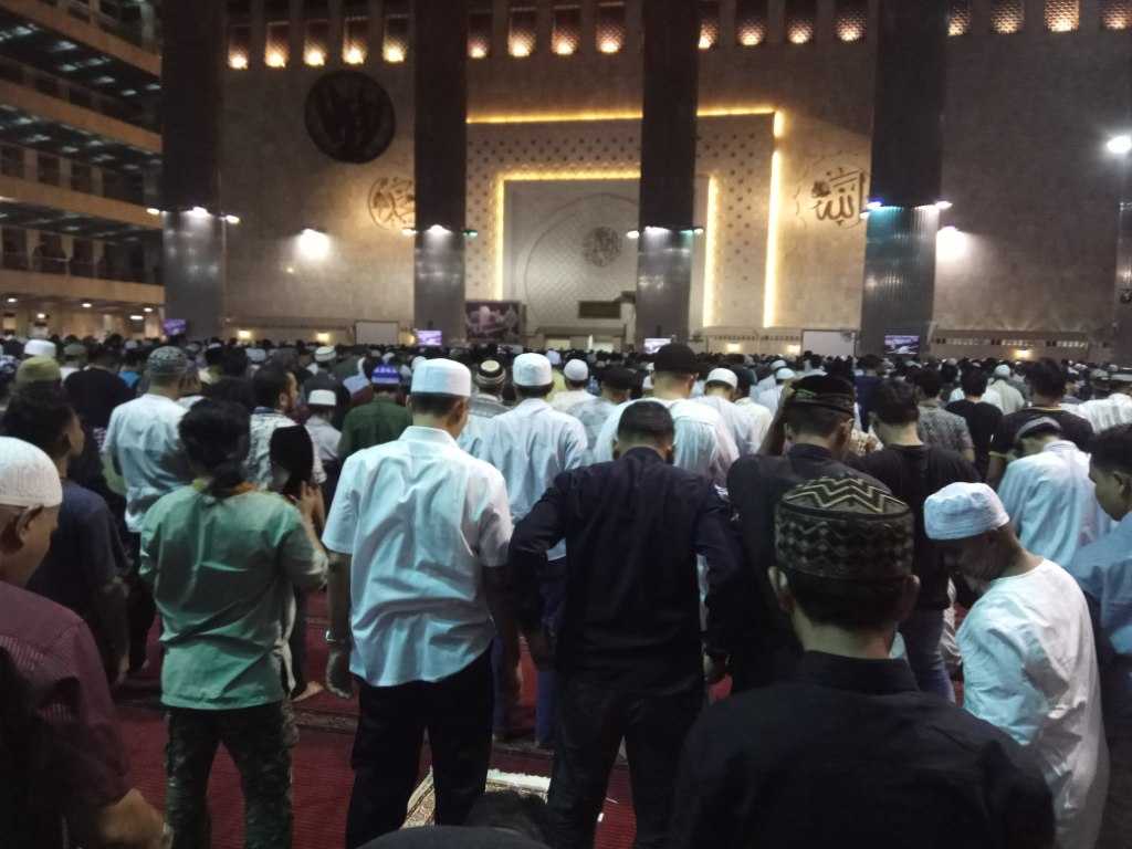 Sholat Tarawih hari pertama di masjid Istiqlal Jakarta (foto Rustian)