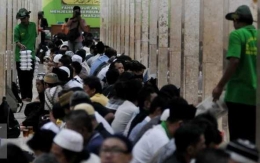 Suasana bukber jamaah pria di salah satu koridor Masjid Istiqlal - Dok.fokusislam.com