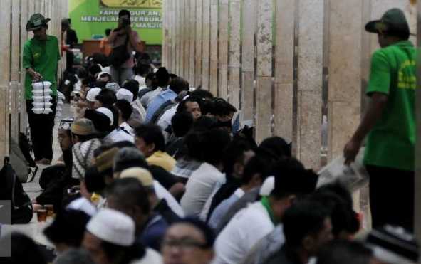 Suasana bukber jamaah pria di salah satu koridor Masjid Istiqlal - Dok.fokusislam.com