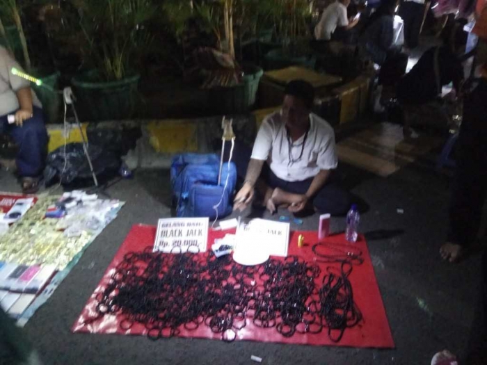 Pedagang menggelar barang dagangan di halaman masjid Istiqlal (foto Rustian)