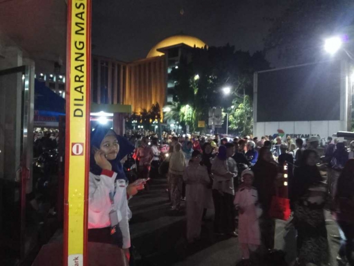 jemaah usai menjalankan sholat Tarawih di masjid Istiqlal (foto Rustian)