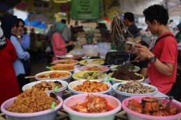 Gambaran Pasar Beduk yang ada di Palembang. Makanan di mana-mana. Sumber kompas.com