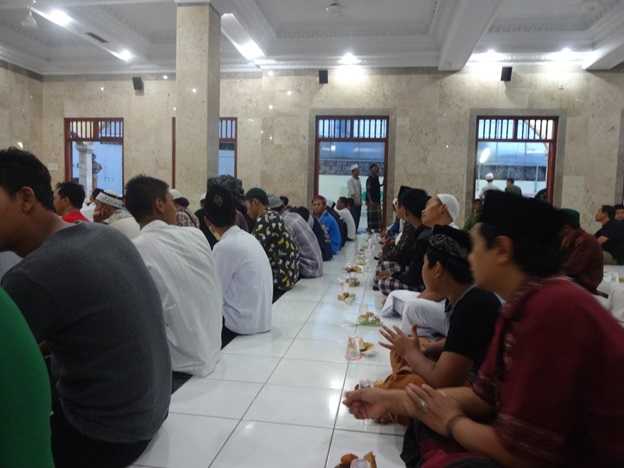 Persiapan buka puasa di Mushola Al Qomar, jalan Pura Demak, Kota Denpasar (Sumber: dokumen pribadi)