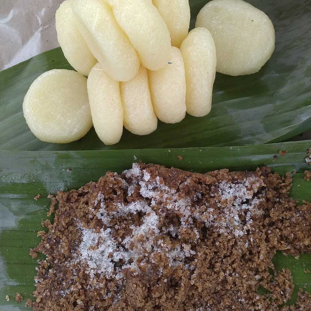 Oli Jepret Biasanya Disajikan dengan Cocolan Berupa Kelapa Parut yang Disangrai dan Diberi Taburan Garam, Gula dan Kopi