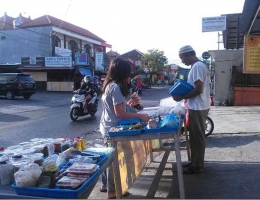 Salah satu penjual takjil di jalan Pura Demak, Kota Denpasar  (Sumber: dokumen pribadi)