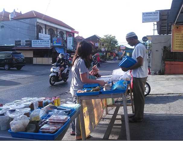 Salah satu penjual takjil di jalan Pura Demak, Kota Denpasar (Sumber: dokumen pribadi)