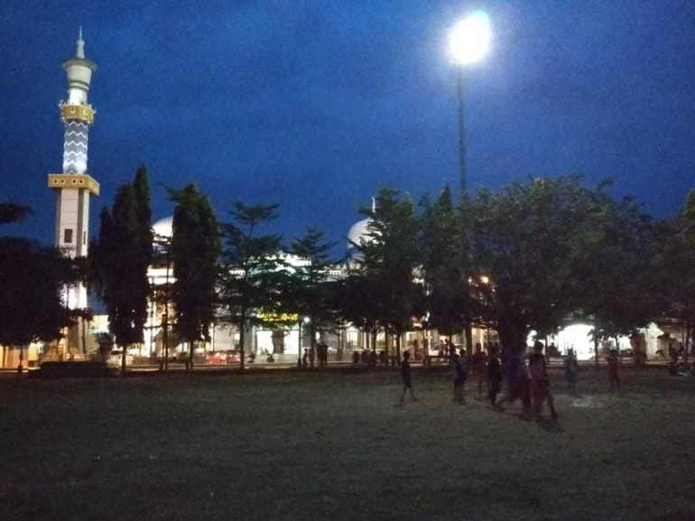 Suasana pagi hari di depan Masjid Agung Kota Brebes