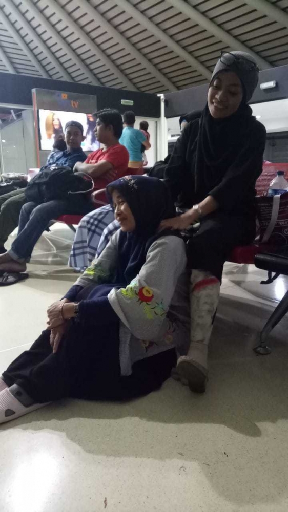 Saling Menguatkan diantara jemaah Abu Tour Sebelum bertolak ke Jakarta Sumber Dokrpi