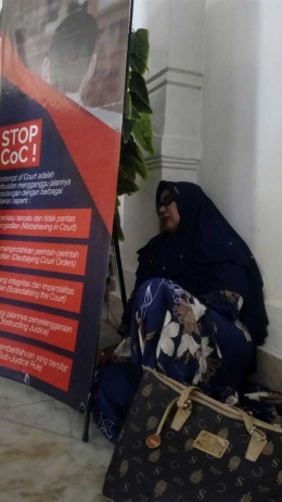 Ibu ini lelaah menunggu sidang PKPU di pengadilan Makassar yang tak kunjung menampakkan hasil Dokpri