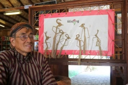 Yusuf, pengajar wayang suket di Omah Kecebong, Yogyakarta