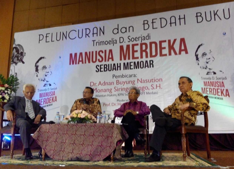 Dari kiri: Monang Siringo-ringo, Hotman Siahaan, Adnan Buyung Nasution dan Trimoelja (Dok Pribadi)